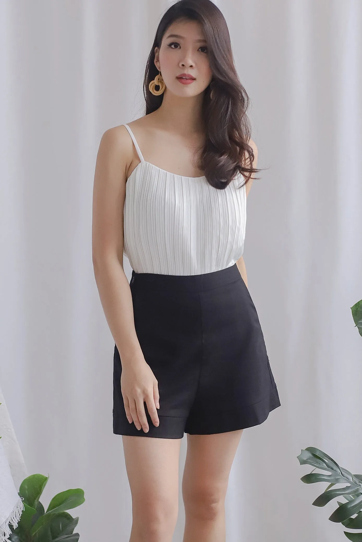 Hopelyn Linen Shorts In Black