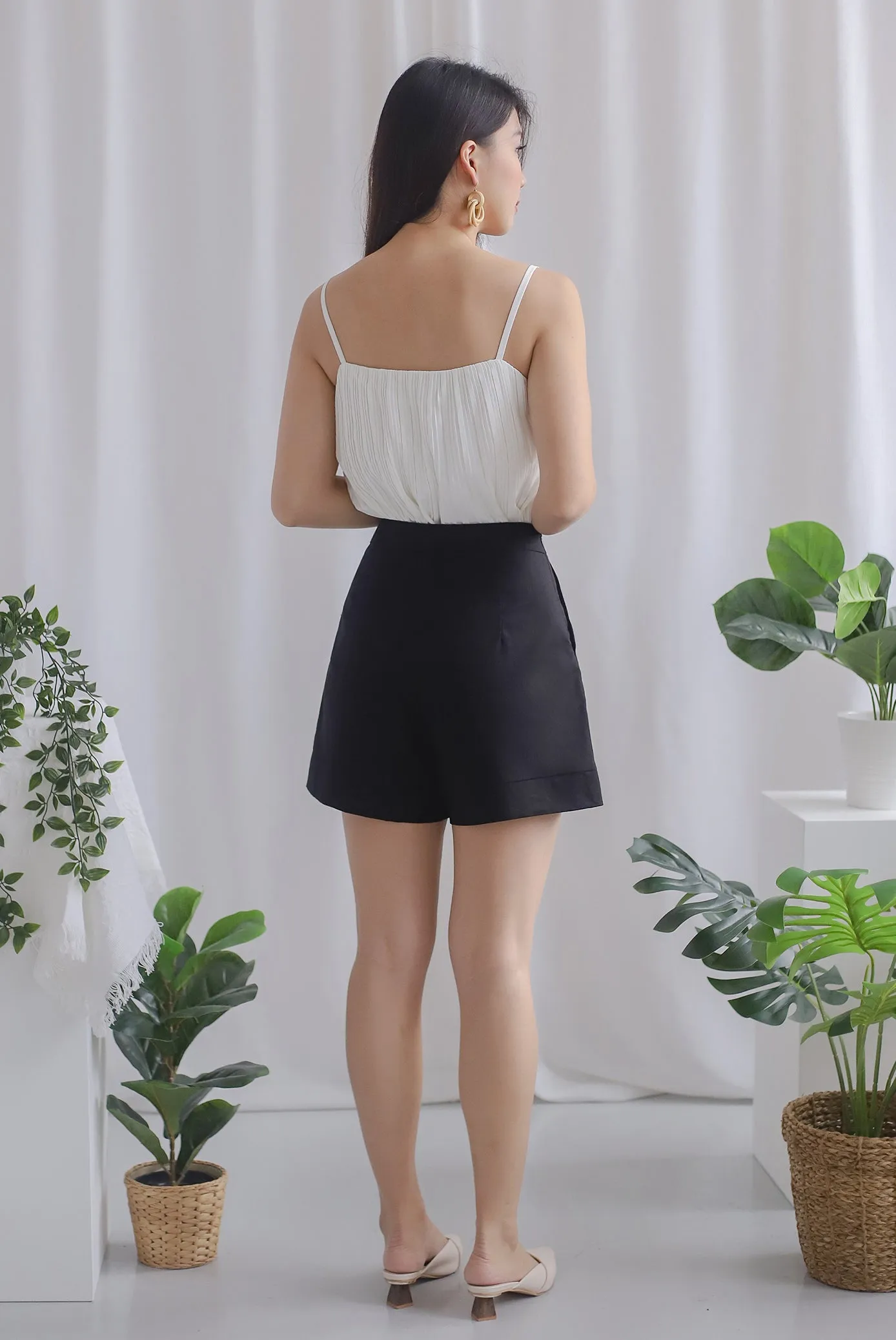 Hopelyn Linen Shorts In Black