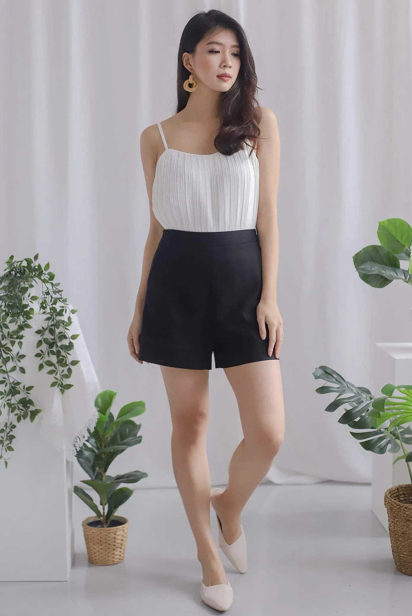 Hopelyn Linen Shorts In Black