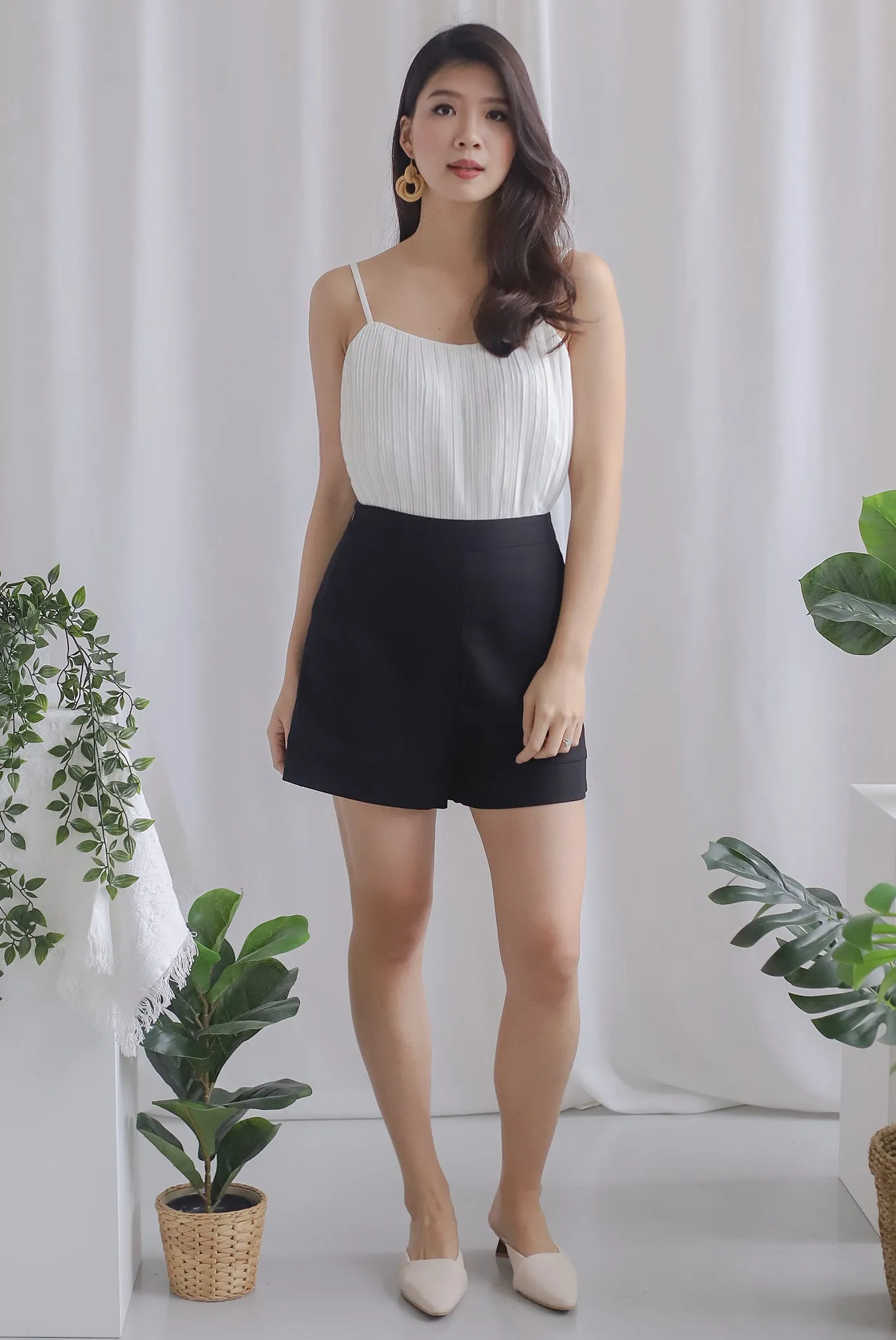 Hopelyn Linen Shorts In Black