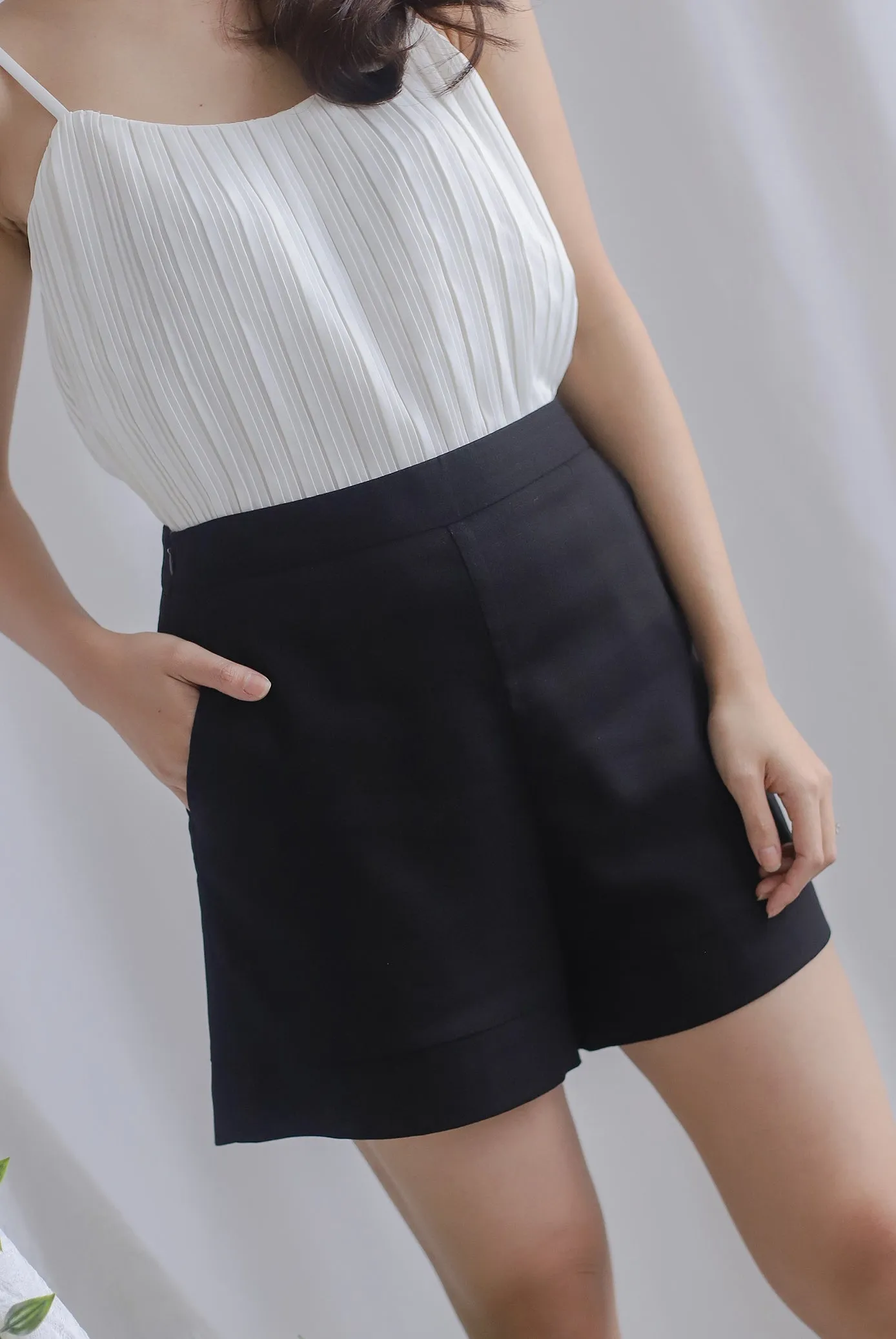 Hopelyn Linen Shorts In Black
