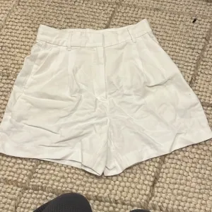 LINEN SHORTS