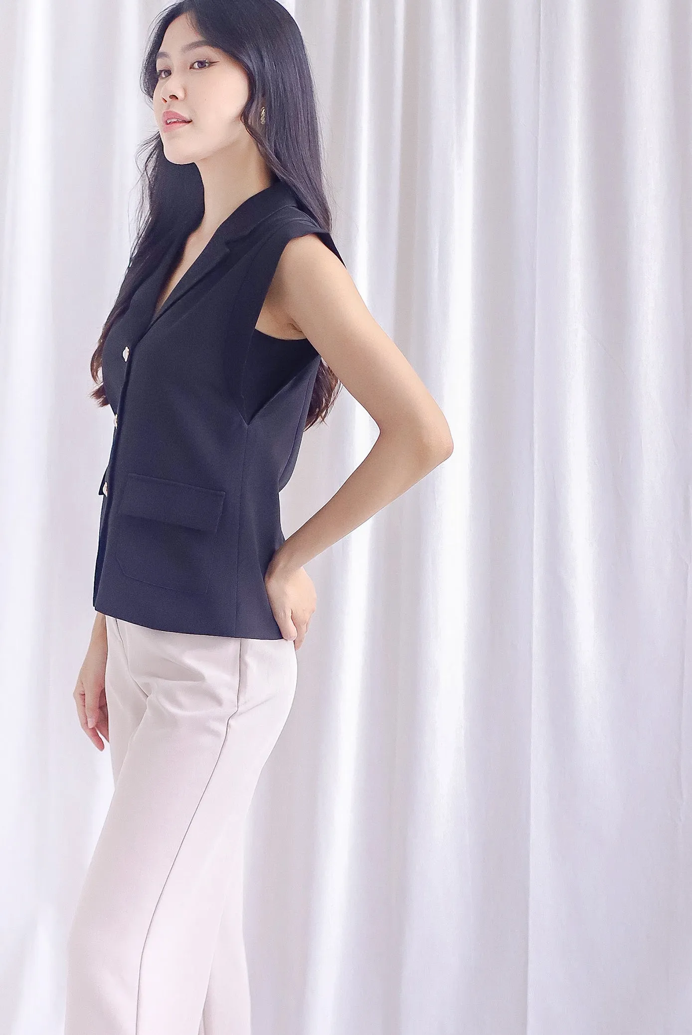 Oakleigh Buttons Lapel Vest Top In Black