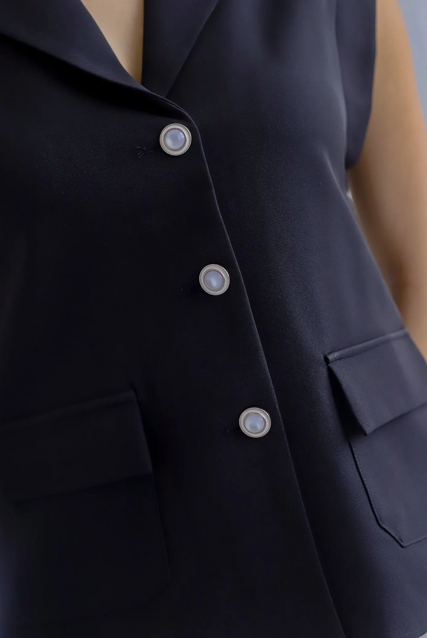Oakleigh Buttons Lapel Vest Top In Black