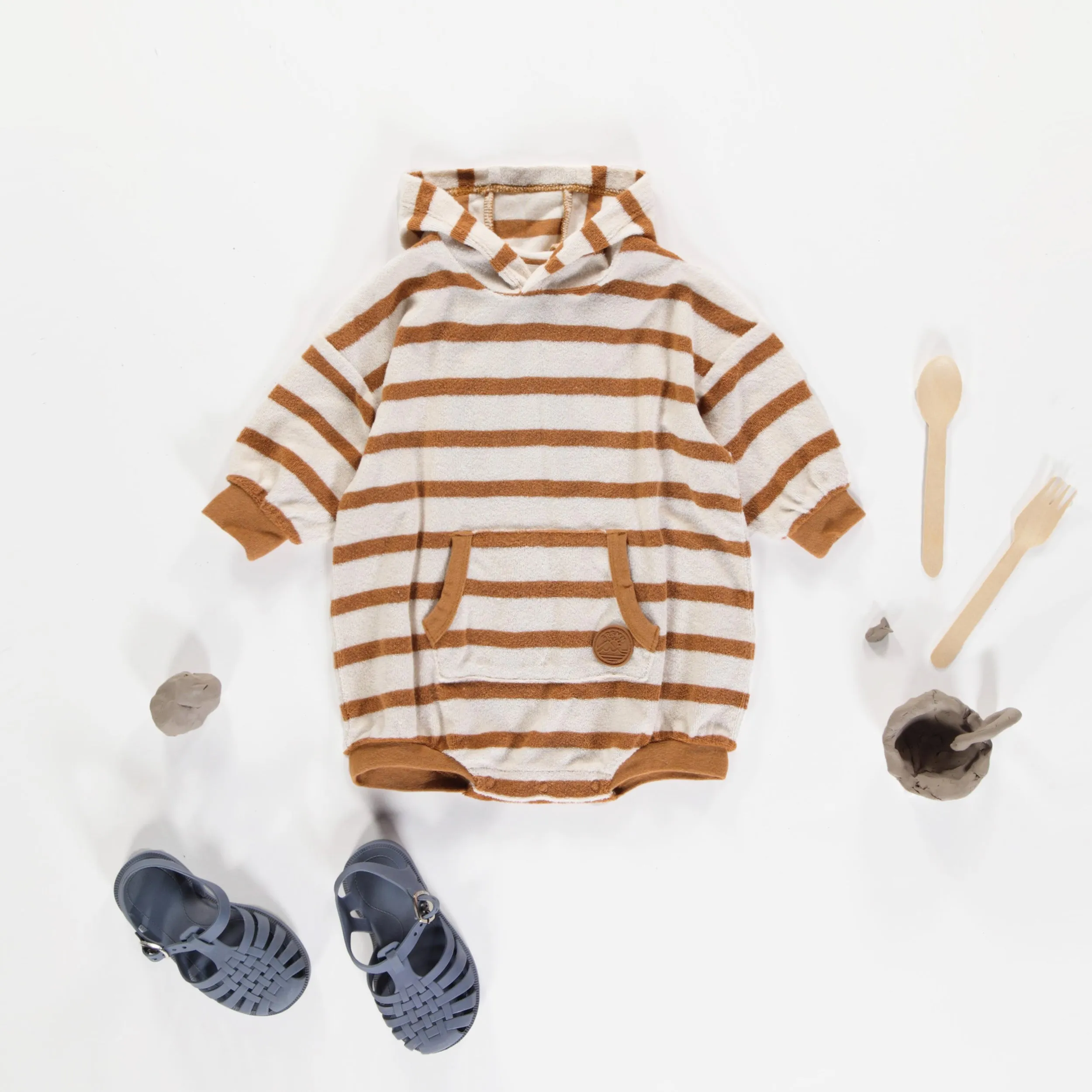 Une-pièce rayée caramel et brun à capuchon en ratine, bébé || Cream and caramel striped one piece with a hood in terry, baby