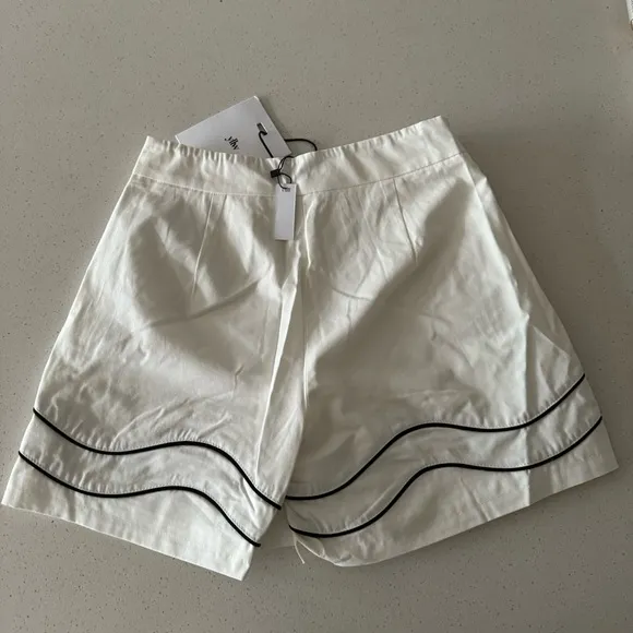 Yllw the Lable White Linen Short with Black accent