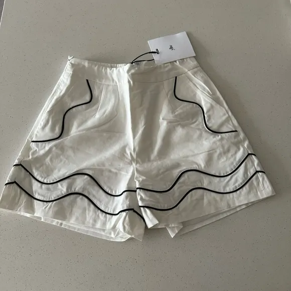 Yllw the Lable White Linen Short with Black accent